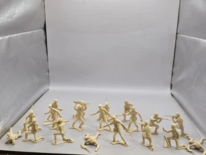 Lotto Soldatini Giocattolo Vintage Tan Plastica 2” Esercito Uomo - Foto 1 di 4
