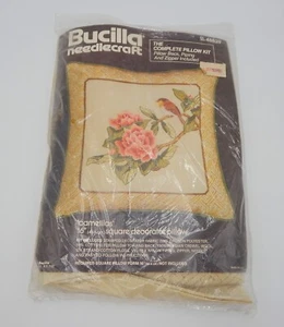 Kit de Almohada Bucilla Needlecraft Camelias Flor Pájaro Crewel 16 Pulgadas Cuadrado 48829 - Imagen 1 de 6