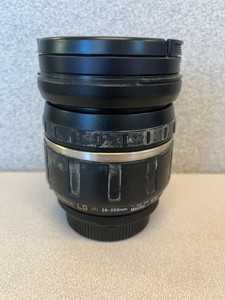 Tamron AF Aspherical LD 28-200mm F3.8-5.6 Zoom Lens - Nikon EF Mount & D4FH Hood