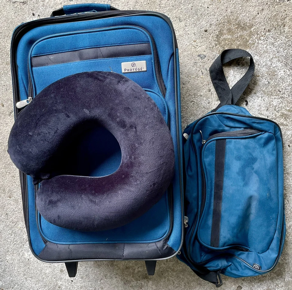 Equipaje de mano legal Protege con bolsa honda - azul. Almohada para cuello, BONO. Foto 1 de 1