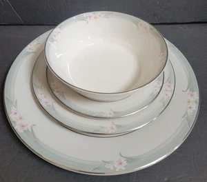 Royal Doulton "Sophistication" Vogue Collection 4 pc Place Setting - Picture 1 of 6