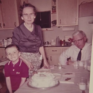 Vintage Farbfoto Schnappschuss Junge mit Großeltern Geburtstag Tortenparty - Bild 1 von 11