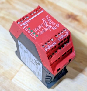 Schneider Electric XPS-AK / XPSAK311144 Safety Relay 24V - Telemecanique - Picture 1 of 7