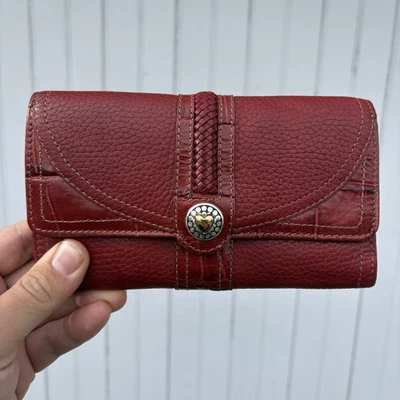 Billetera magnética triple pliegue de cuero granulado rojo Brighton corazón plateado Foto 1 de 4