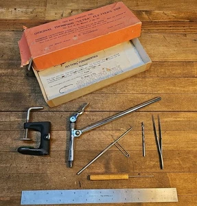 THOMPSON MODELL "A" Fliegenfärber Schraubstock mit Box & Handbuch Vintage Angelwerkzeuge ☆ USA - Bild 1 von 3