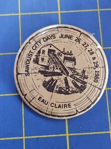 1980 Sawdust City Days 2,25" spilla bottone tondo Eau Claire Wisconsin vintage - Foto 1 di 3