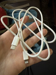 Apple Braided USB-C to Lightning Charging Cable OEM Lightly Used - Photo 1 sur 1