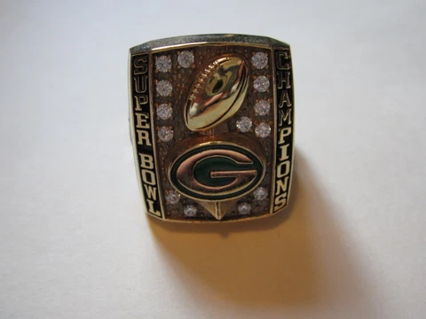 Green Bay Packers Replica Super Bowl Ring. Action figure lot. Favre, Starr,White Cover