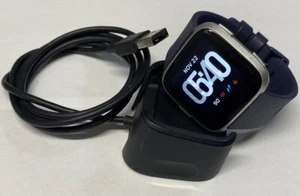 Fitbit Versa Smartwatch Activity Tracker FB504 W Ladegerät silber klein blaues Band - Bild 1 von 12