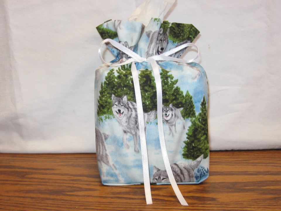 Gris Lobos corriendo sobre tela de algodón hecho a mano, funda de caja de pañuelos cuadrados Foto 1 de 1