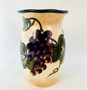 Jarrón de cerámica Pamela Gladding Art pintado a mano con motivo de vid inspirado en la Toscana - Imagen 1 de 11