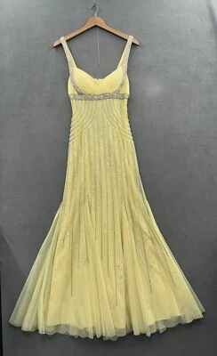 Vestido formal halter con lentejuelas y cuentas amarillo mediano de Sean Collection para mujer Foto 1 de 4