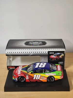 2018 #18 Kyle Busch Skittles Darlington Throwback 1/24 Acción NASCAR Diecast Foto 1 de 2