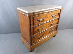 Mini commode en bois en faux bambou dessus marbre blanc pour poupées ca.1920 - Picture 1 of 13
