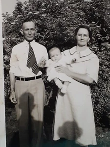 Vintage Photograph Grandparents With Baby 1930s-40s Parents in the Shadows LQQK - Picture 1 of 6