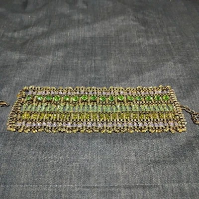 Pulsera ancha de latón con cuentas y diamantes de imitación Foto 1 de 4