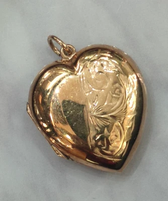 Medallón corazón foto oro amarillo de 9 quilates diseño grabado tamaño con sello: 19 mm x 25 mm Foto 1 de 4