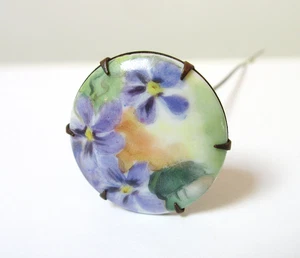 Antiguo alfiler pintado a mano violetas sobre disco de porcelana - Imagen 1 de 6