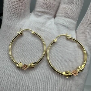 Pendientes de aro de oro macizo de 14k con diseño de flores / 3,14 gramos / 30,43 mm de ancho - Imagen 1 de 8