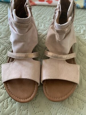 Sandalias Justice Youth Oro Rosa con Cremallera Lateral y Tacón Pequeño Talla 4 Usadas Una Vez Foto 1 de 4