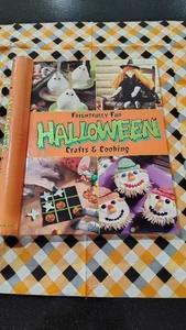 Frightfully fun Halloween crafts & cooking cookbook 2001 spiral HC - Imagen 1 de 8