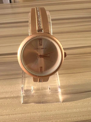 Reloj Laura Ashley Mujer Oro Rosa Brazalete Cuarzo Cristal Acento Elegante Foto 1 de 4