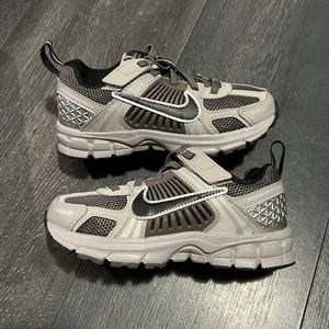 NIke Vomero 5 (PS) Grey Cave Stone Little Preschool Kids HF6999-010 Size 12.5C - Picture 1 of 7