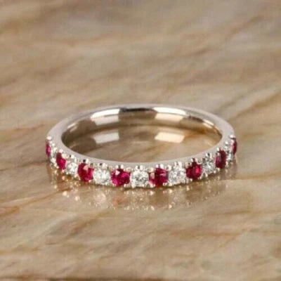 Alianza de boda de media eternidad de diamantes y rubí rojo natural de corte redondo de oro blanco de 14 k Foto 1 de 4