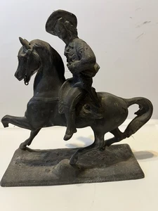 Antike Spelter BUFFALO BILL Kaminuhr Topper/Statue, hat ein gebrochenes Bein - Bild 1 von 8