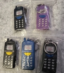 [5] Fünf Neuheiten Vintage Handys Schlüsselanhänger. Batterien sind leer. L 130 - Bild 1 von 3