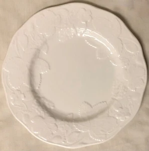 PLATO DE ALMUERZO O ENSALADA PORCELANA HUESO BLANCO BRILLANTE FRESA Y VID MADERA DE CUÑA 8 3/4" - Imagen 1 de 5