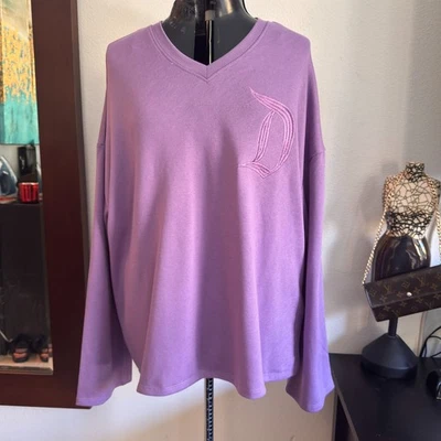 Suéter de manga comprida bordado “D” roxo gola V novo com etiquetas parques da Disney tamanho XL - Imagem 1 de 4