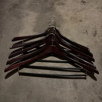 5 perchas de madera marrón oscuro curvas con barra de pantalón móvil Foto 1 de 4