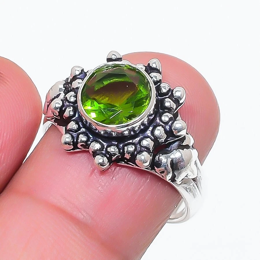 Anillo de joyería de plata de ley 925 hecho a mano con piedras preciosas de peridoto verde talla 7,75 (EE. UU.) Foto 1 de 1