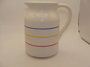 "Jarra de cerámica retro a rayas roja amarilla azul blanca 6,25"" ~ cerámica ~ en muy buena condición ~" - Imagen 1 de 5