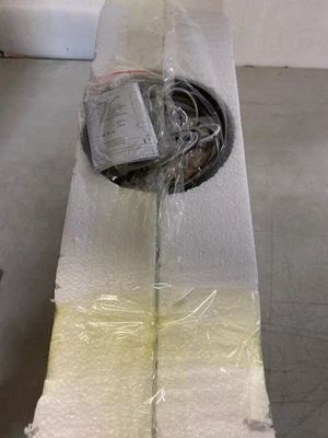 Iluminación de pista de 3 luces GLOBE Electric 59673, latón/negro, pantallas de vidrio transparente Foto 1 de 3