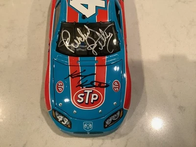 RICHARD PETTY & KAHNE AUTOGRAFIADO 2005 DODGE/STP JUEGO DE INTERCAMBIO DIECAST Y TARJETA Foto 1 de 4