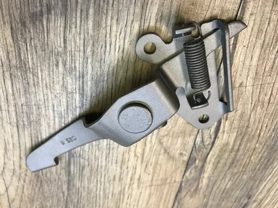 Plymouth Road Runner Satellite 1968 carrocería Mopar capó mango de liberación OEM 025 8 Foto 1 de 4