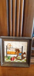 1977 Sunset Designs Framed Crewel Embroidery Rocking Horse And Crib 6.5x6.5 - Picture 1 of 7