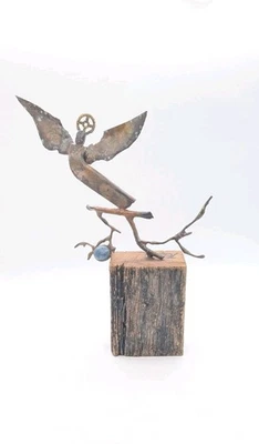 Escultura de metal estilo brutalista ángel en rama sobre madera firmada por artista 12,5"  Foto 1 de 4