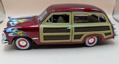 Ford Woody Wagon Street Rod 1949 Motor Max 1:24 en rojo con llamas como nuevo  Foto 1 de 4