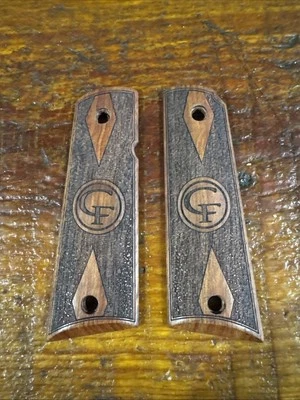 Empuñaduras de madera a cuadros originales CHIAPPA CIUDADEL 1911-22 .22LR Foto 1 de 4