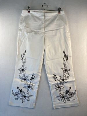 Calça Capri Branca Feminina Leslie Faye Bordada e Flores Frisadas Nova Sem etiquetas Ponto de Volta - Imagem 1 de 4