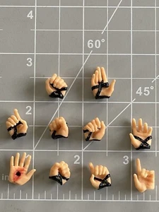 Mezco crow Action Figure 1:12 Fodder Hand Lot Part Accessory Authentic 977 - Picture 1 of 1