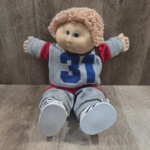 Vintage 84 Kohl Patch Kinder Junge Puppe blaue Augen hellbraune Haare mit Sportoutfit - Bild 1 von 12
