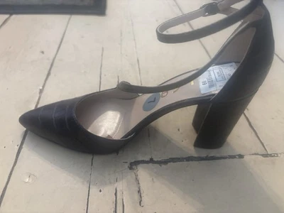 Unisa women’s shoes size 7M black ankle strap - Image 1 of 4