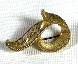 Broche prendedor solapa vintage letra "P" tono dorado sin firmar, aprox. 1 1/4" de alto - Imagen 1 de 6