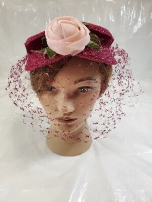 Sombrero Pastillero Satinado Brillo Borgoña Años 60 Con Velo A Juego Talla 22 Usado en Excelente Condición Foto 1 de 4