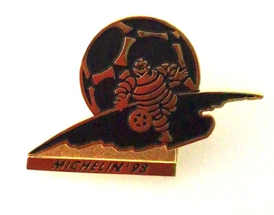 Pin Michelin Hombre 98 Negro y Dorado 1998 Foto 1 de 4