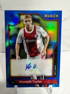 2021-22 TOPPS MERLIN CROMATO UEFA KENNETH TAYLOR RIFRATTORE BLU AUTO/75 - Foto 1 di 2